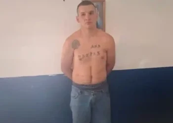 U ofronte punë të pastrehëve, më pas i vr*ste në shtëpinë e tij dhe i digjte, arrestohet 37-vjeçari…