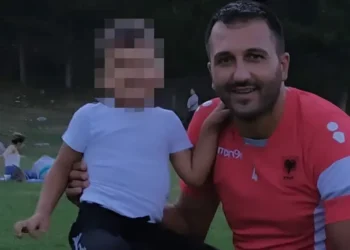 E zuri korenti duke riparuar kabllot e internetit në një shtyllë elektrike, ish-trajneri lë pas dy fëmijë