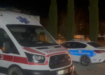 Aks*dent me vd*kje në vend/ Automjeti del nga rruga dhe përplaset me sh…