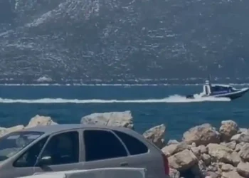Dyshohet se ka rënë nga trageti i linjës Greqi-Itali, vijojnë patrullimet në det nga autoritetet shqiptare për të gjetur pasagjerin