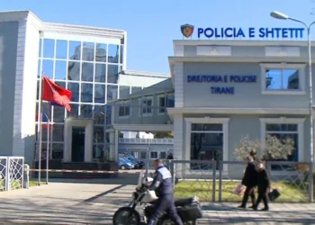 Tirana me ngjarje filmash: PIagosen me th*kë dy persona, burri hidhet nga ballkoni dhe vd*s, një person i vë fIakën vetes