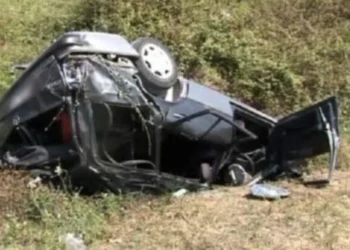 Tmerr! Makina del nga rruga dhe rrokulliset për 100 metra, shoferi në…