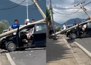 Aksident i rëndë në Paskuqan! Makina përpIaset me shtyllën elektrike, shoferi…