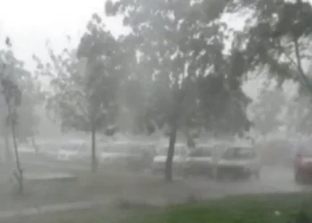 Moti i keq godet shtetin fqinj, meteorologët japin alarmin për 40 orë me stuhi dhe përmbytje në të gjithë vendin