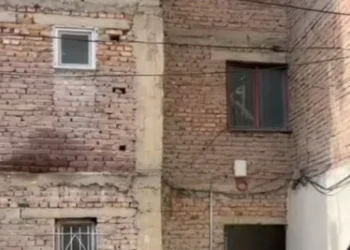 Ngjarje tragjike! Gjendet pa shenja jete një grua në banesë raportohet se…
