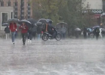 “Priten rrebeshe”/ Parashikimi i motit për javën, paralajmëron sinoptikanët: Ja kur rikthehe reshjet e shiut