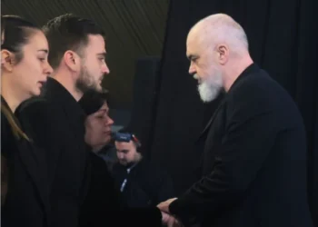 I ati iu vr* në krye të detyrës, fëmijët e Kalasë shpërthejnë në lot para Edi Ramës!