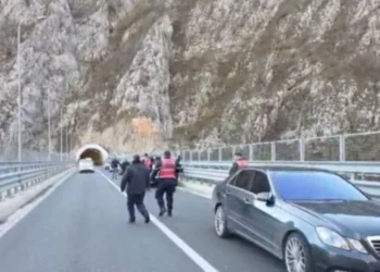 Ngjarje tragjike në vend! Hidhet nga ‘Ura e Vashës’ një person, raportohet se është nipi i…