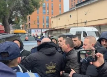 ‘Je fajtor për zjarrin…’ Plas sherri tek tregu i ‘5 Majit’! Tregtari akuzon rëndë përgj…