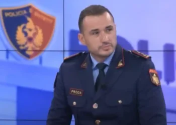 Shpëtoi 3 të aksidentuarit në Fier/ Drejtori Proda i akordon inspektorit certifikatën për shërbime të dalluara