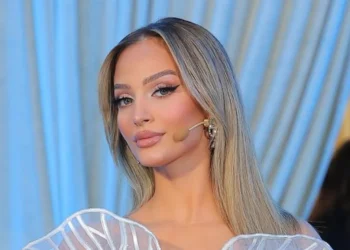 Si dy pika uji! Njihuni me mamanë e Selinit, nuk do e besoni dot sa e re që duket ajo