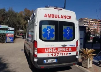 Aksident tronditës: Automjeti përfundon në lumë, infermierja dhe banori i zones arrijne te…