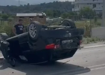 Zot na ruaj! Makina kthehet përmbys në mes të rrugës, raportohet për…