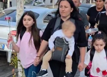 E z*za vdekje u mori të atin 2 javë para nisjes së shkollës, del momenti prekës ku vajzat e Kreshnikut shoqërohen vetëm nga e ëma!