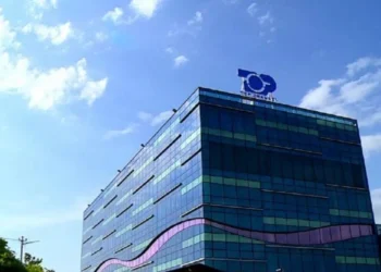 E bujshme në TCH! Dy moderatoret e njohur shkëmbejnë puthje në buzë