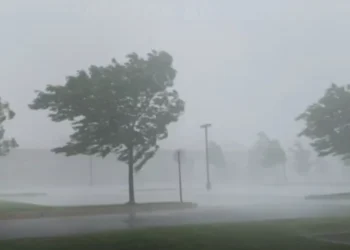 Jepet ALARMI nga bashkia ‘Shmangni daljet e panevojshme 24 orët e fundit, pritet një stuhi e fortë erërash…’