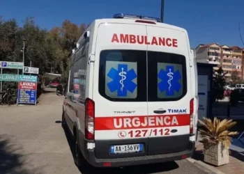 E dhimbshme! Makina del nga rruga dhe bie në liqen, humb jetën një i ri