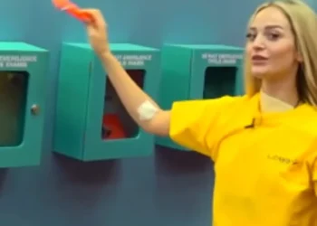 “Do të dëgjosh ish-banorët…”/ Selin thyen kutinë e emergjencës, çfarë shkruhej në zarf?