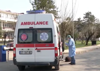 Aksident i frikshëm! Kamioni godet 4 automjete, dy persona…