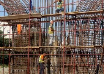 Punonte për bukën e gojës, punëtori bie nga lartësia dhe humb jetën në vend!