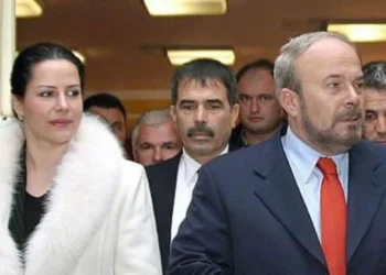 ‘Këtë ditë të zezë nuk do e doja kurrë…’ Mes lotësh, dhimbjes dhe pikëllimit flet bashkëshortja e Fatos Nanos