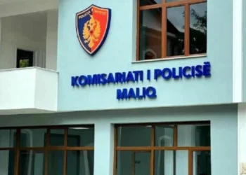 Tronditëse në vend! Tentoi të hynte në një banesë, 45-vjeçari gjendet i varur në kangjellat e murit