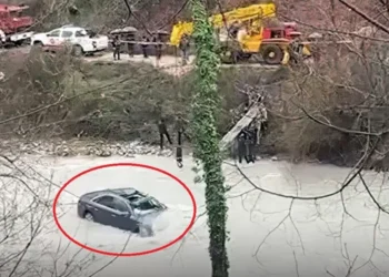 Ngjarje e rëndë në vend! Makina përfundon në përrua, raportohet se shoferi bashkë me pasagjerin…