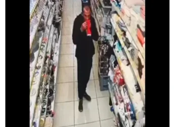 TURP DHE SKANDAL! Burri kapet mat ne Fier, lëpin të brendshmet e grave në raft! (VIDEO)