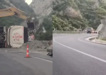 Aksident i rëndë në Shkallën e Tujanit. Përmbyset kamioni me rërë, shoferi…