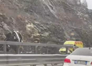 Sërish aksident në vend! Makina bëhen copash, dy gra raportohet të kenë…