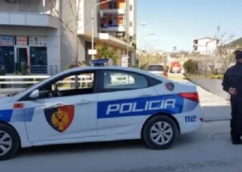 Aksident i rëndë! Motori përplas biçikletën, dy drejtuesit e mjeteve…