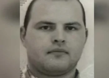 I mori jetën gjyqtarit Astrit Kalaja, mbështetësit e Elvis Shkambit bëjnë të PAIMAGJINUESHMEN jashta mureve të burgut!