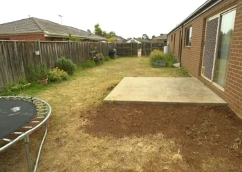 E TMERRSHME! Eshtrat e një foshnje shqiptare gjenden të groposura në oborrin e një shtëpie