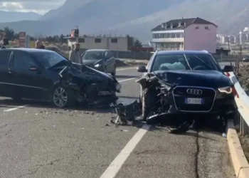 Aksident tragjik! Dy makina bëhen copash, raportohet se një person…