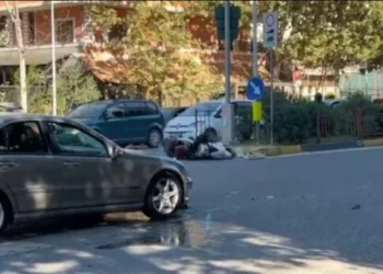 Aksident i frikshëm në kryeqytet! Makina përpIas këmbësoren dhe ciftin që udhëtonte me motor
