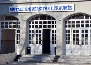 Nuk arriti t’ia dilte dot! U aksidentua me makinë, humb jetën i riu në spital