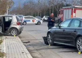 Aksident trondites në vend! Përplasen dy makina, 4 persona thuhet se…