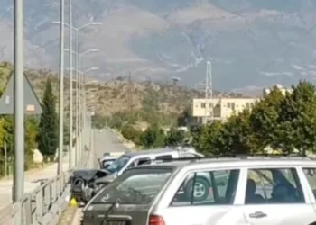 Aksident i rëndë rrugor, makinat përplasen me njëra-tjetrën!