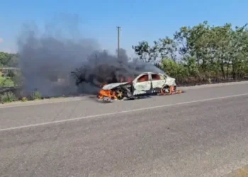 Prag tragjedie! Merr flakë automjeti gjatë lëvizjes, shpëton familja me 5 persona
