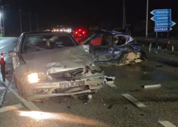 Aksident tragjik në vend! Dy makina bëhen copash, vd*s 20 vjecari