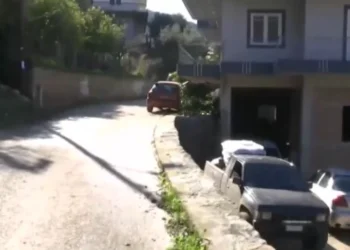 TMERR! Me fëmijë në krah, 25-vjeçari rrëzohet nga ballkoni, humb jetën i mituri!