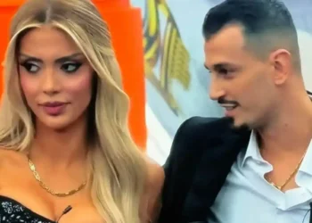 Nuk i shpëtojnë kamerave/ Mateo dhe Brikena në momente mjaft int*me dhe provokuese poshtë tavolinës (Video)