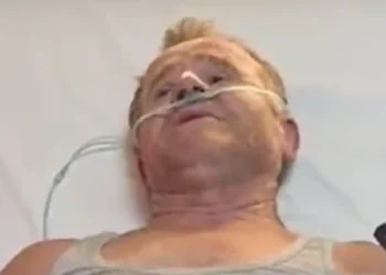 “Ushtria dhe policia më shpëtuan se unë nuk ikja”! Flet nga spitali banori i fshatit Skënderbegas: U dogj çdo gjë, bagëti e shtëpi