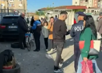 Tronditëse në Shqiperi! Plagoset me thikë fëmija pranë shkollës