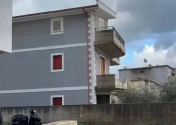 Detaje nga krimi tronditës/ 50-vjeçari e la gruan të pajetë në urgjencë, i dha fund jetës në banesën e tij…