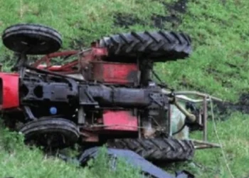 E tmerrshme në vend! Po punonte tokën, të riun e zë poshtë freza, gjen vd*kjen e menjëhershme