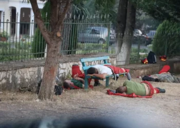 Vend i shkrumbuar, tym e hi! Zjarrfikësit të rraskapitur, që flenë rrugëve! Pamje të dhimbshme pas natës së djeshme në Delvinë