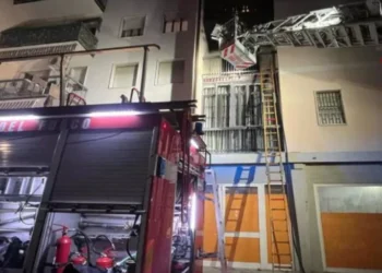 Tronditëse! Zjarr në një ndërtesë katërkatëshe, humbin jetën 3 familjarë