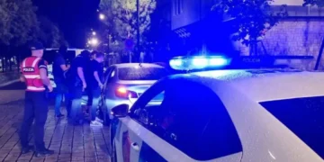 Tiranë/ Makina me shpejtësi të lartë përplas vajzën në vizat e bardha