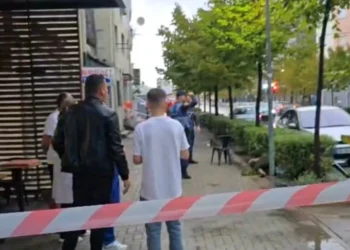 Mëngjes tronditës në Durrës! Shtylla e dëmtuar në rrugë i merr jetën një personi